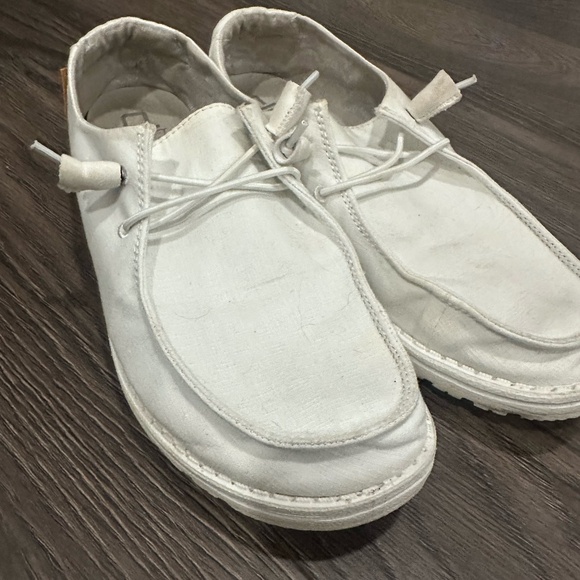 WOMENS WHITE HEY DUDE SHOES - SIZE 10 - NICE - Picture 1 of 3